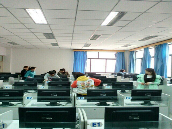 弘扬雷锋精神——外院青协组织“雷锋月”语音室清扫活动