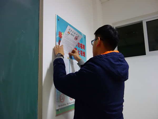 外语学院举办“课堂拒绝手机,从你我做起”倡议活动