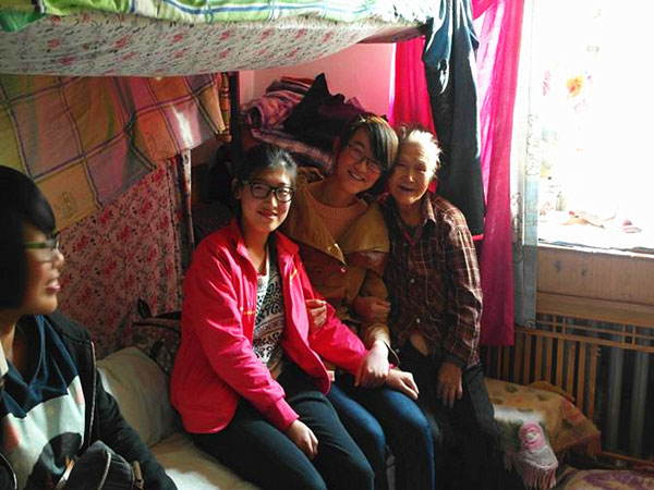 外院青协组织志愿者走进万里社区慰问孤寡老人